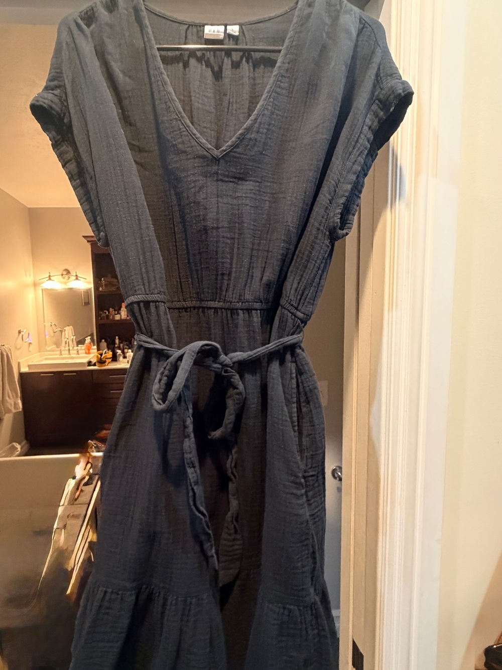 GAP Black V-Neck Short Sleeve Tie-Waist Tiered Midi Dress